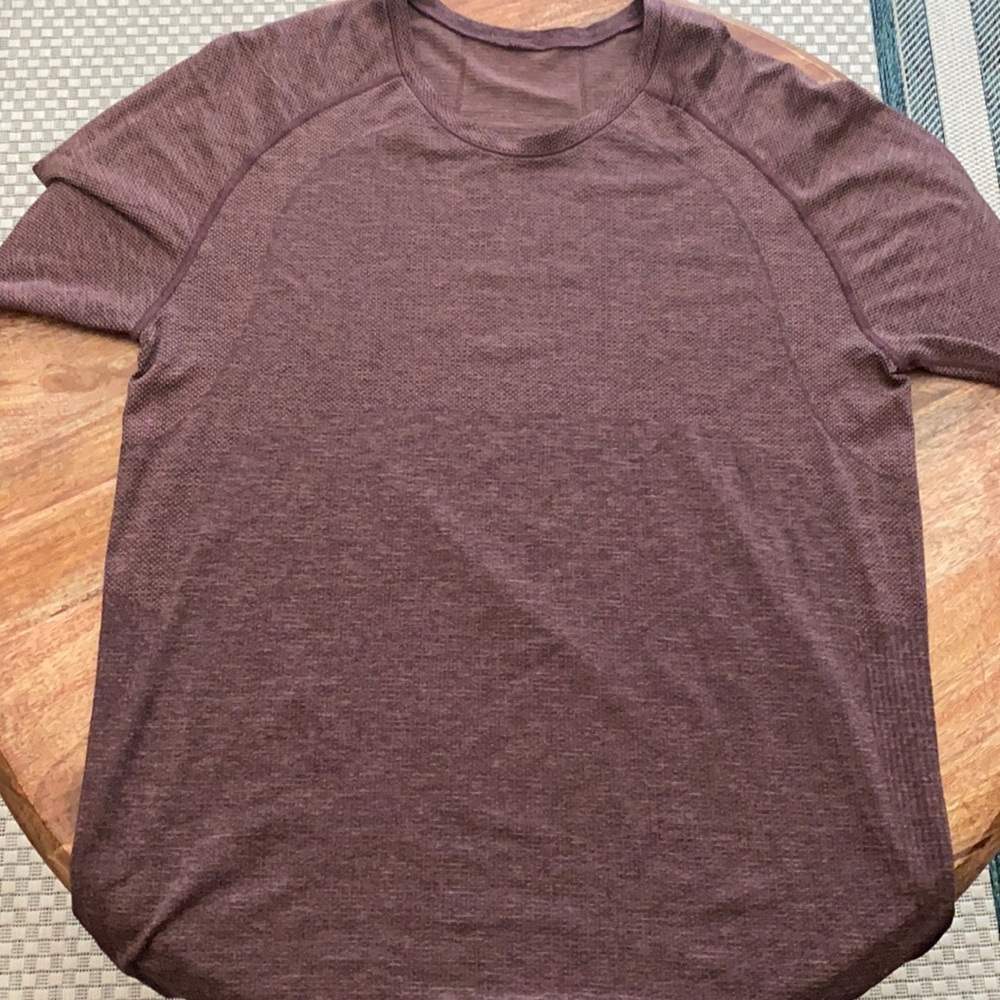 Large Lululemon Tech T shirt Maroon color